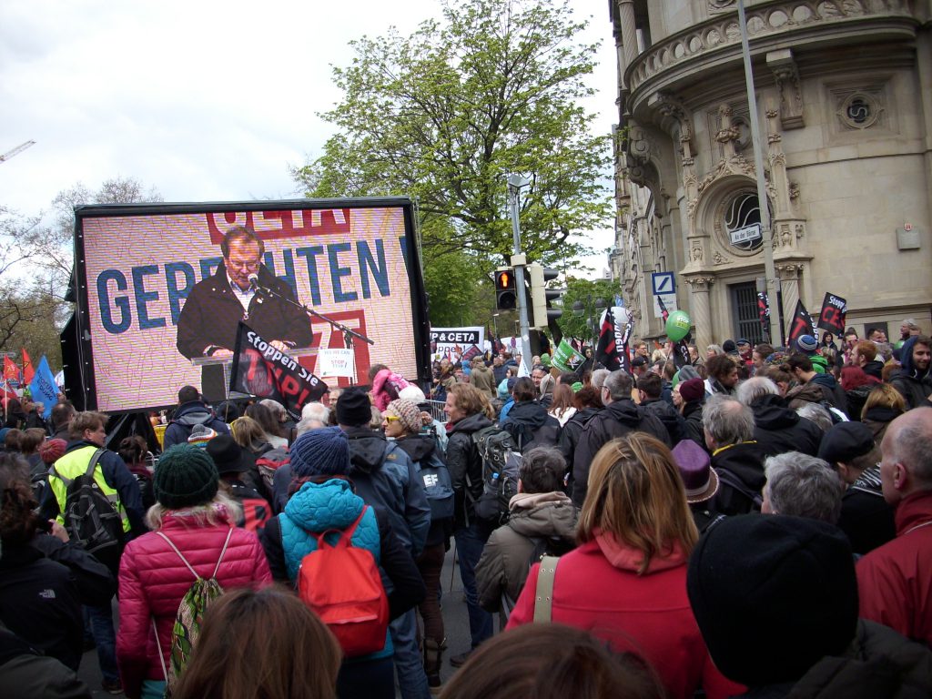  TTIP-Demo-Berlin-2015-Schild von www.skynetblog.de ist lizenziert unter einer Creative Commons Namensnennung - Nicht-kommerziell - Weitergabe unter gleichen Bedingungen 4.0 International Lizenz. Über diese Lizenz hinausgehende Erlaubnisse können Sie unter http://www.skynetblog.de erhalten.
